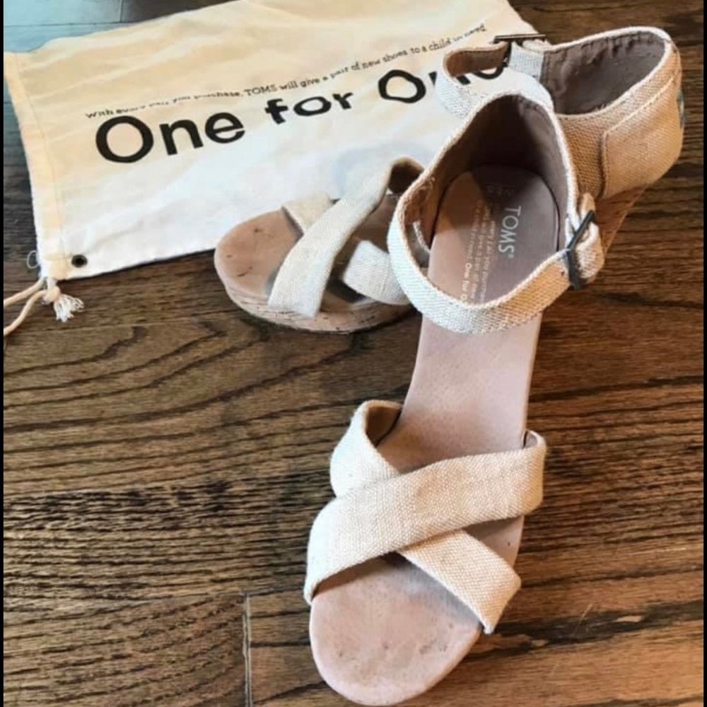 Tom’s scrappy sandals